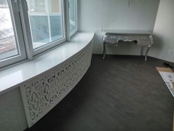 Длинный подоконник из белого камня