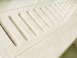 Вырезы в подоконнике из камня