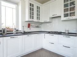 Кухня с угловой столешницей из камня