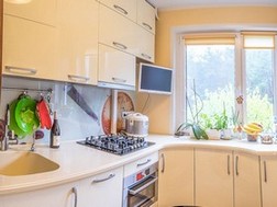 Красивая кухня с угловой столешницей из светлого камня