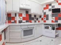 Красивая кухня произвольной формысо столешницей из камня