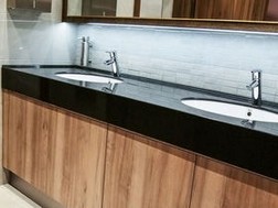 Красивая ванная комната со столешницей из светлого камня